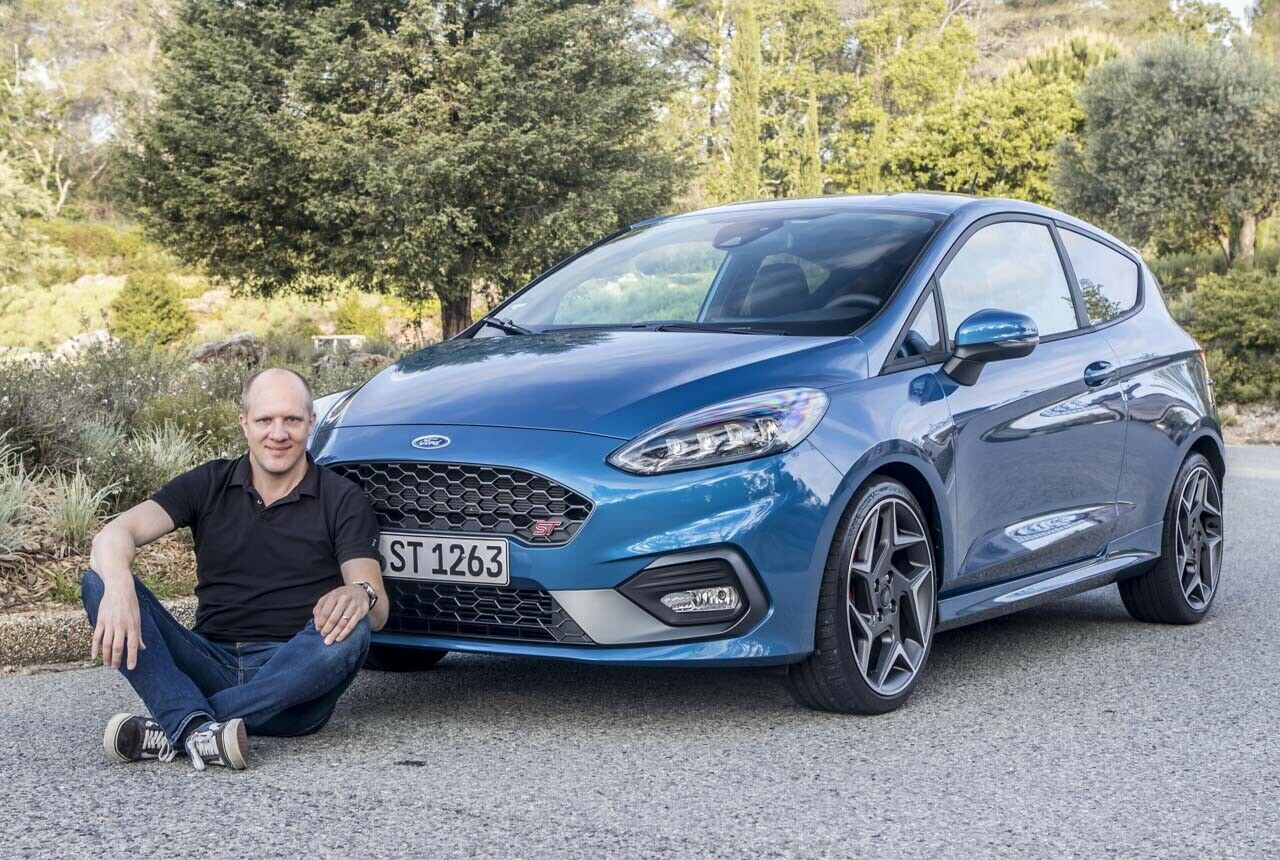 MOTOR-TALK-Autor Fabian Hoberg mit dem neuen Ford Fiesta ST: Ein Zylinder weniger soll Fords kleines Hot Hatch effizienter machen