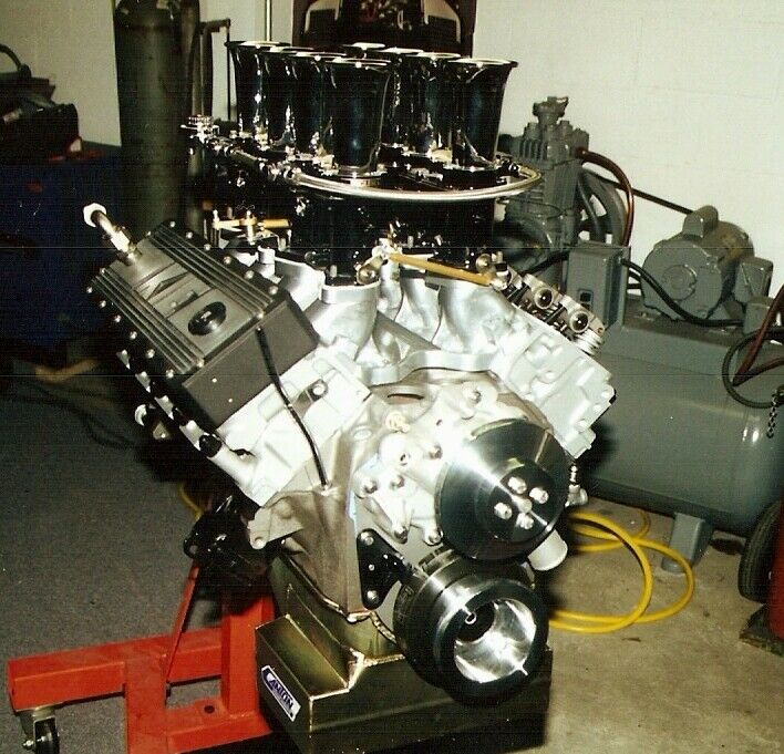 Der erste Motor war ein 351er Cleveland-V8. Mittlerweile bringt ein (gestrokter) Cleveland-V8 mit 377 cubic inch die Countach-Kopie auf über 500 PS.