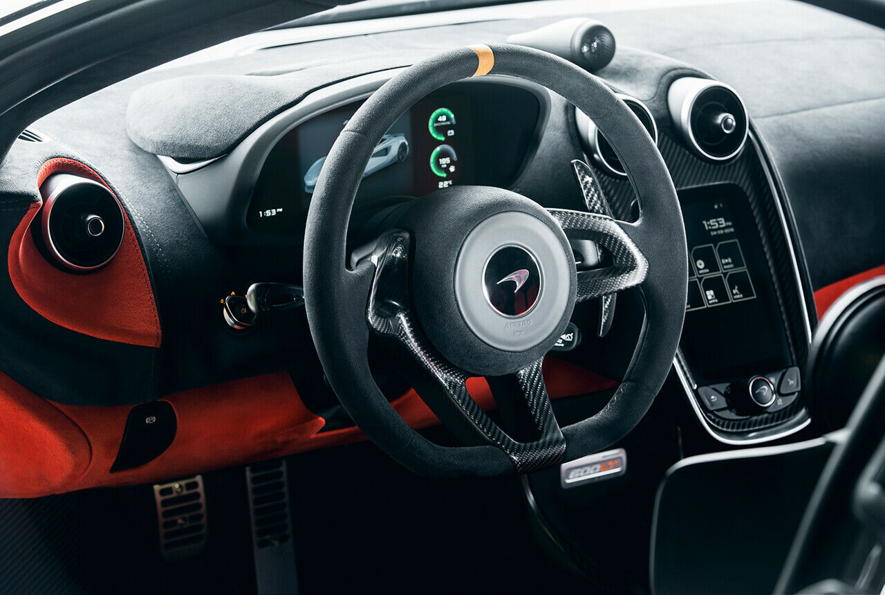 Der Innenraum des McLaren 600LT: Raulederlenkrad mit Mittelmarkierung