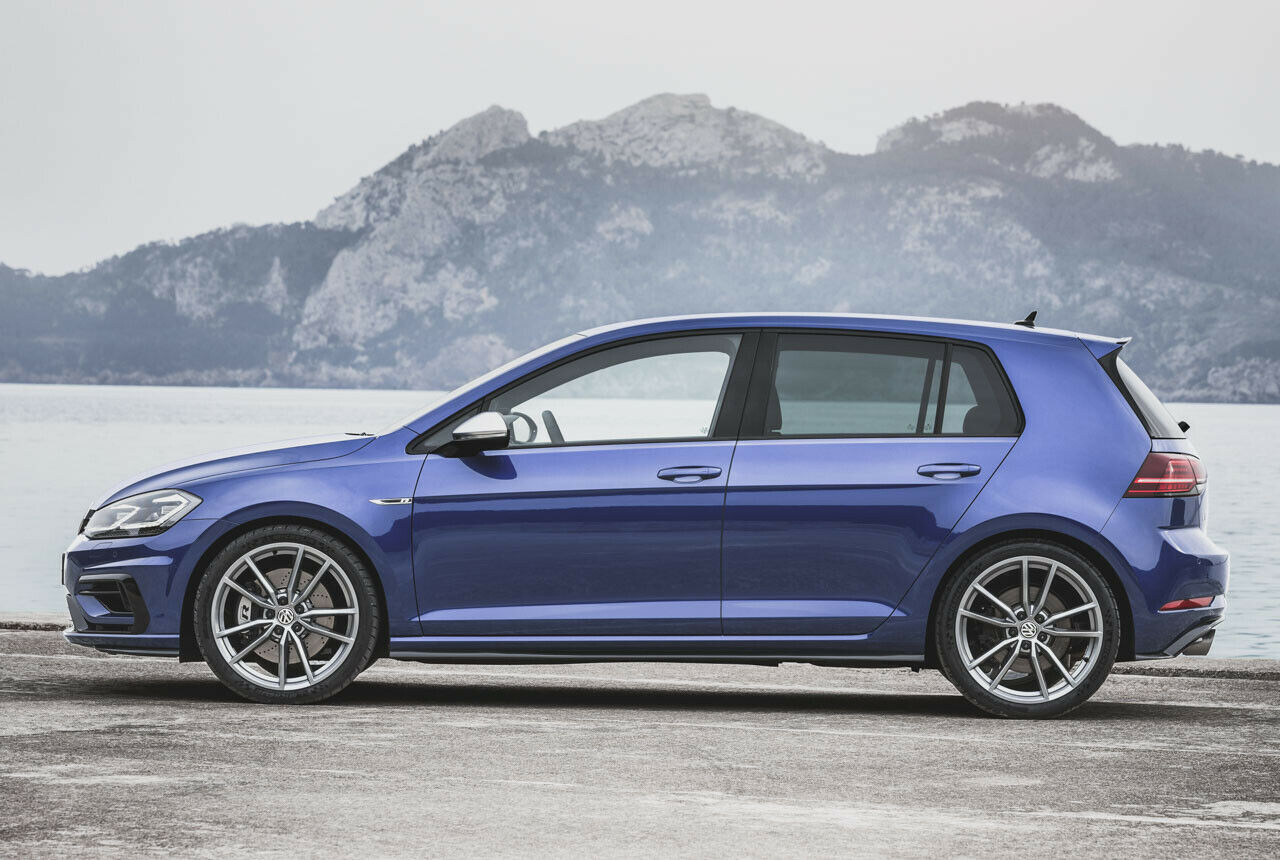Neben dem Schrägheck (Foto) wird VW auch einen Golf R Variant anbieten