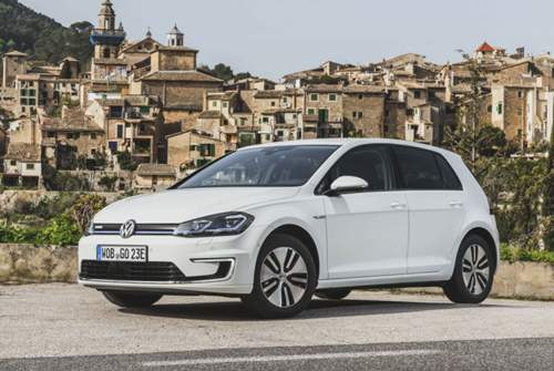 Mehr Akku, mehr Leistung: Der E-Golf leistet nach dem Facelift 100 kW, in den Stromspeicher passen 35,8 Kilowattstunden