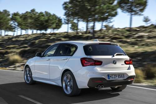 Das Topmodell M135i (nicht im Bild) bekommt sechs zusätzliche PS. Die Leistung steigt somit auf 326 PS