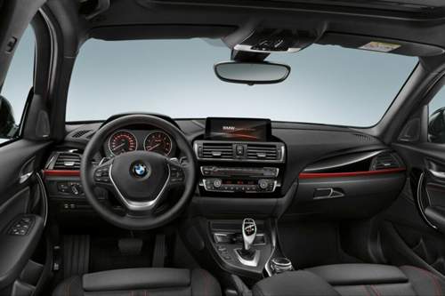 Im Innenraum ändert BMW weniger als außen: Die Mittelkonsole wird leicht überarbeitet