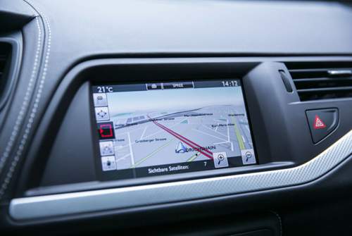 Ok: Dieses Display ist nun wirklich zu klein für heutige Ansprüche, erst recht in dieser Klasse. Darauf läuft die Navigation, wie man sie von kleineren Peugeot oder Citroën kennt