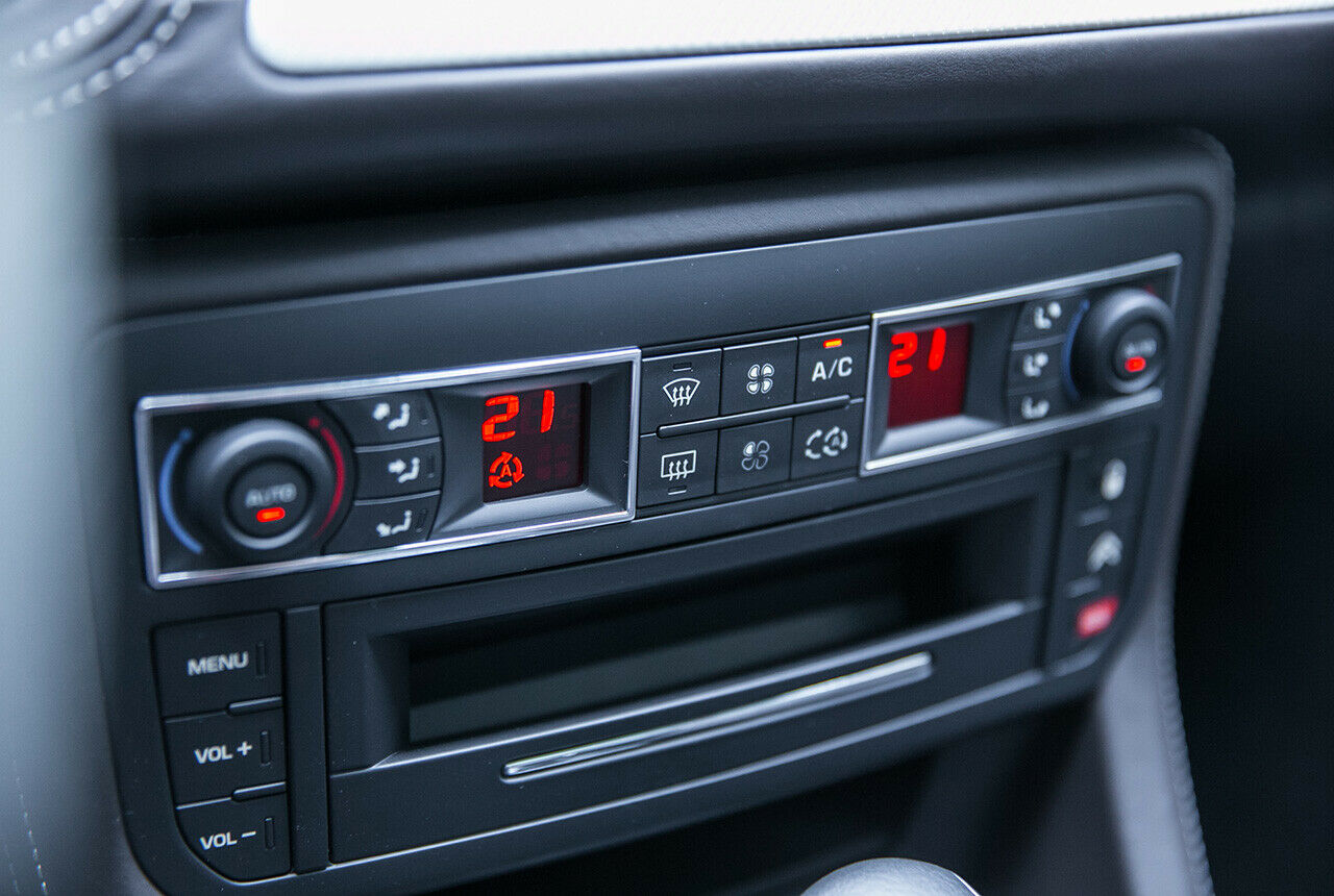 Unübersichtlich zu bedienen, aber lustige Digitaluhr-Optik: Klimasteuerung