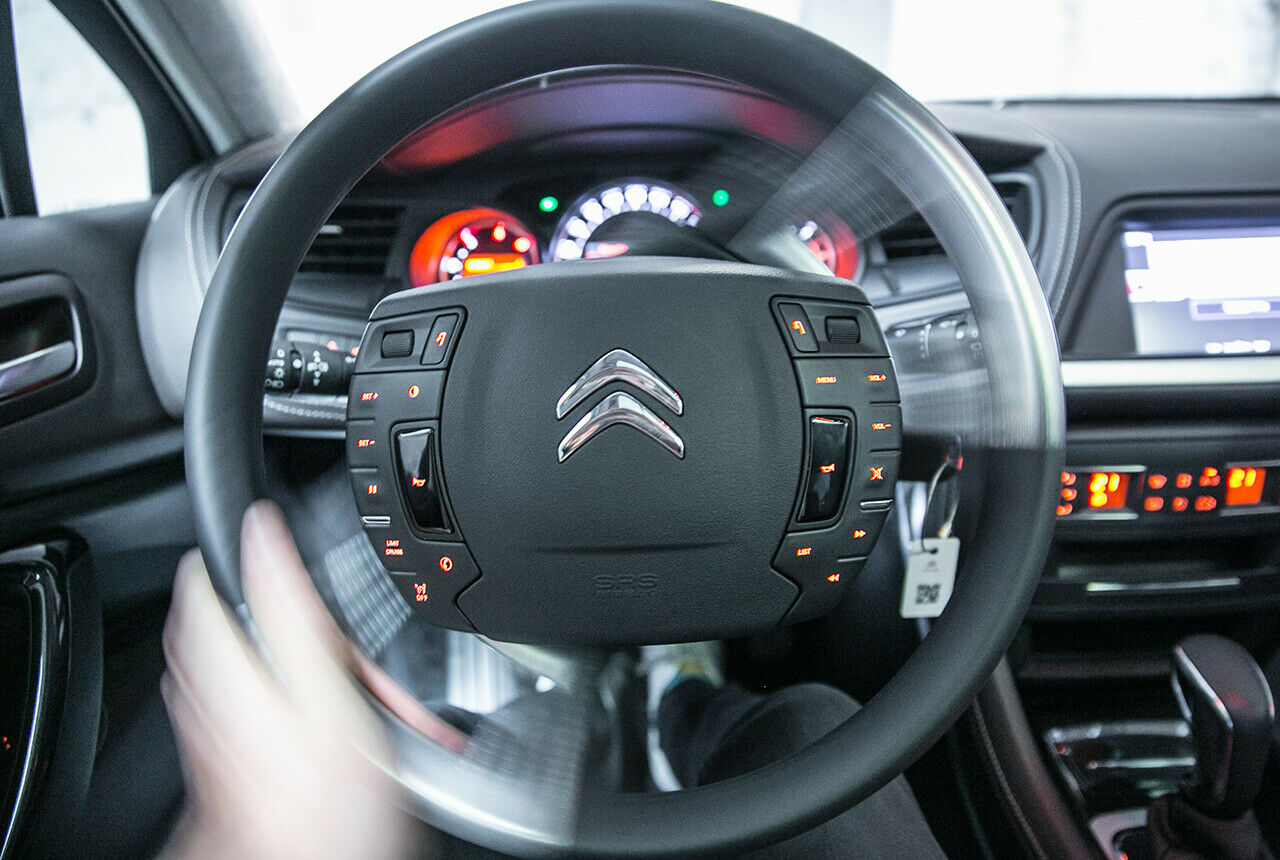 Da wollte Citroën eben Citroën sein: Die stehende Lenkradnabe im C5 ist gewöhnungsbedürftig. Aber man kommt damit zurecht. Schön: Wer will, kann mit zwei Fingern hupen