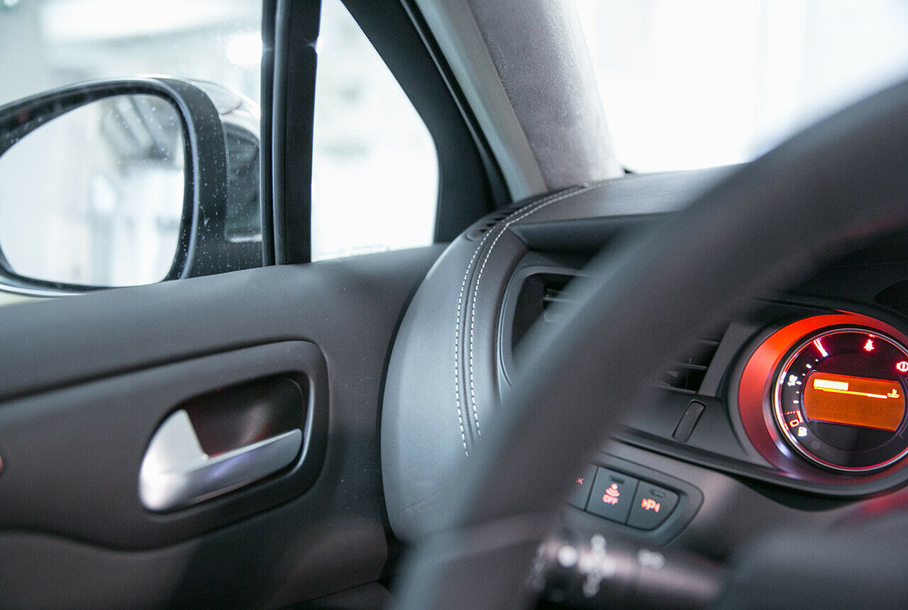 Hartplastik trifft auf fein verarbeitetes Leder und Alcantara: Citroën C5 Tourer Cockpit