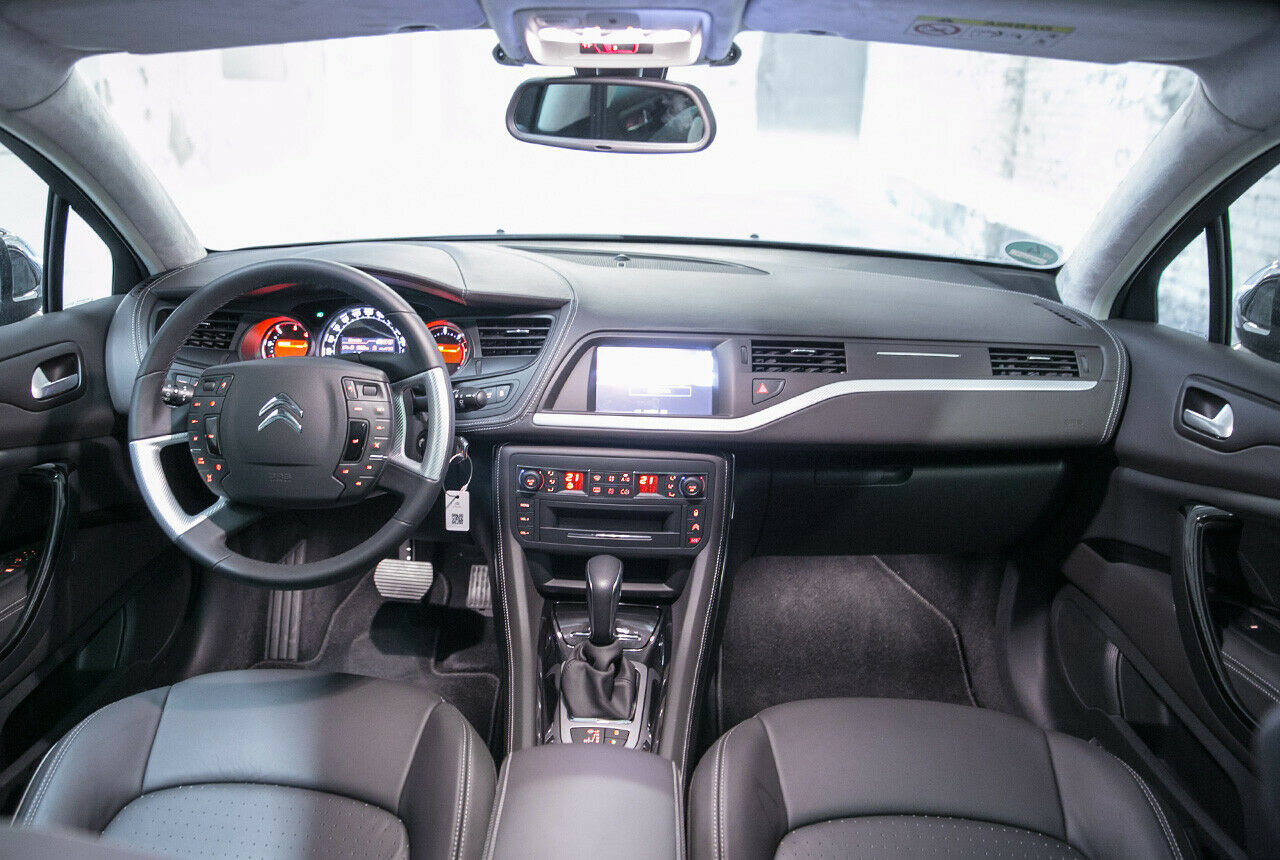 10 Jahre altes Cockpit mit Erkern und Anbauten wie Infotainment, Parkassistent und Co: Citroën C5 Tourer von innen