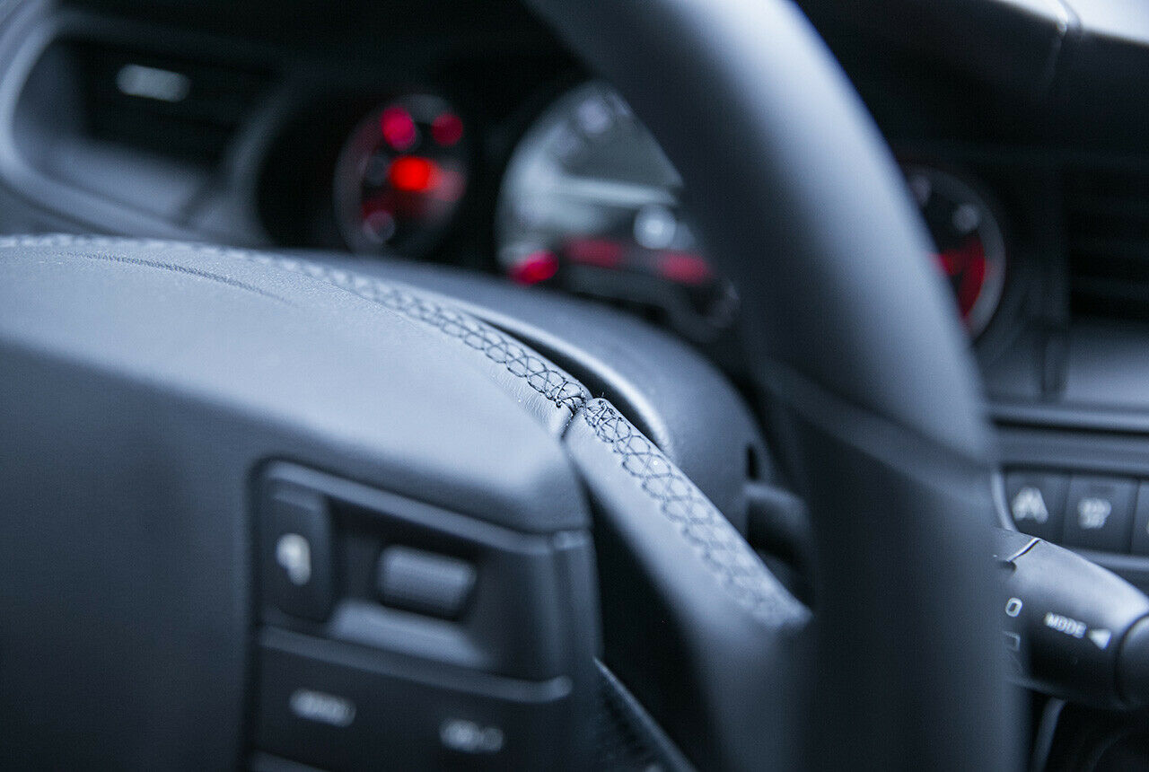 Ledernaht am Lenkrad des Citroën C5 Tourer