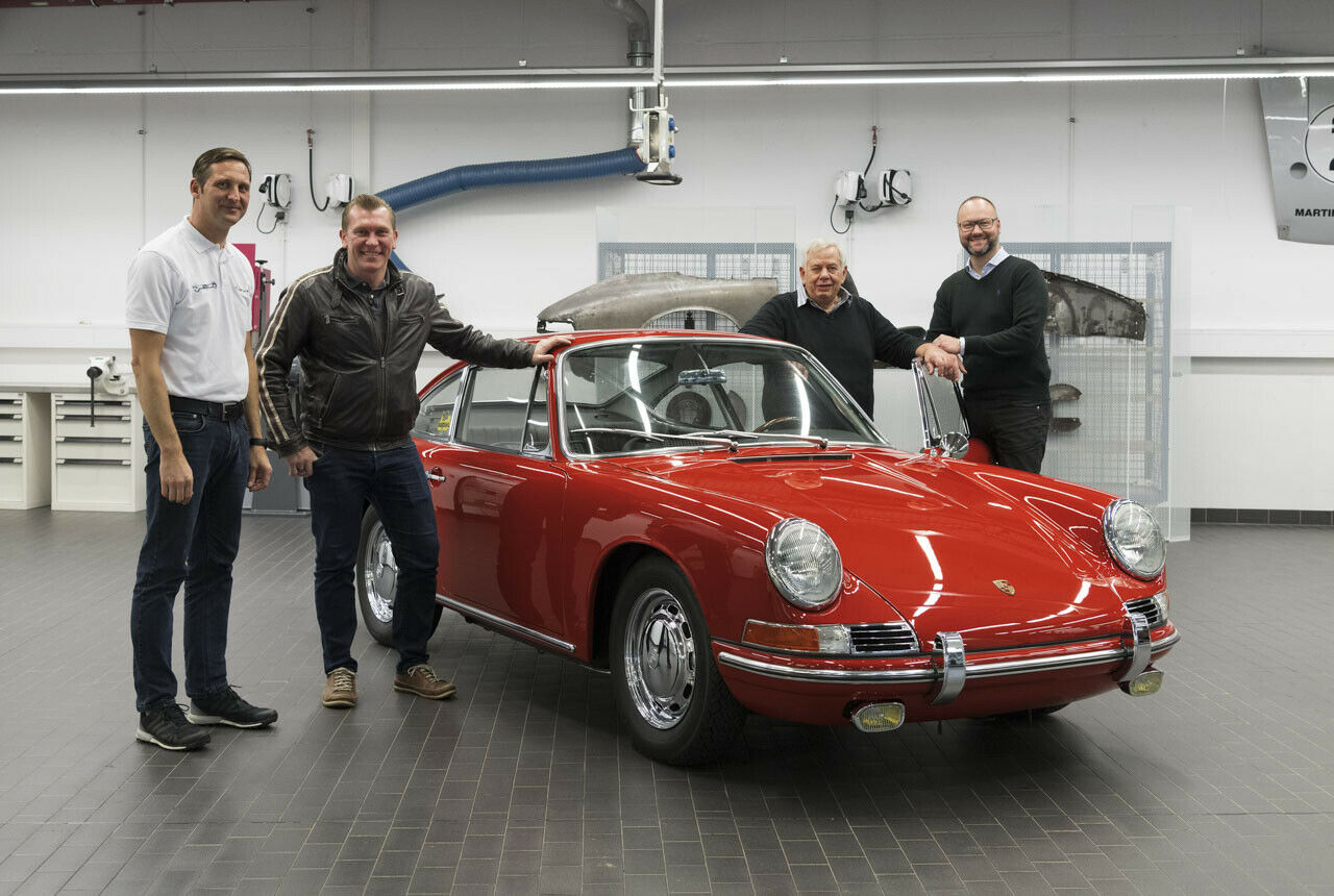 Von links nach rechts: Kuno Werner (Porsche-Museum), Otto Schulte ("Der Trödeltrupp"), Porsche 901, Bernd Ibold (Vorbesitzer), Alexander Klein (Porsche-Museum)