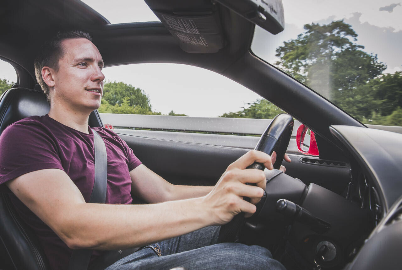MOTOR-TALK-Redakteur Constantin Bergander im Mazda RX-7 FD