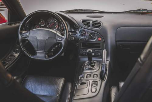 Viel Kunststoff im Interieur: Nach gut 25 Jahren knarzt es im RX-7. Das verzeiht man ihm gern