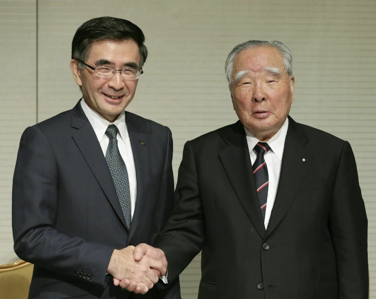 Die von einigen lang ersehnte Staffelstab-Übergabe? Noch nicht. Aber in dieser Woche ernannte Osamu Suzuki (85, r.) seinen Sohn Toshihiro Suzuki (56) zum neuen Suzuki-Präsidenten