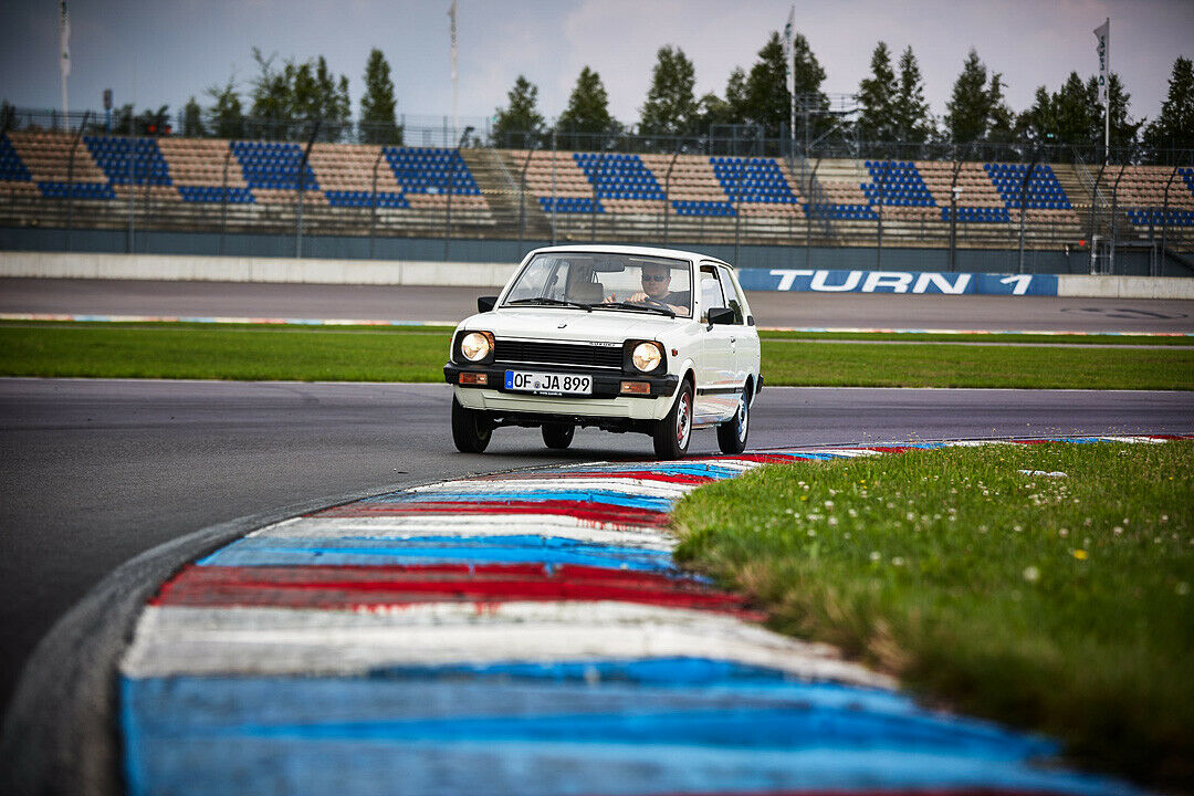 Sparsame Kleinwagen und knorrige Geländewagen bilden Suzukis Markenkern, und das schon sehr lange. Hier testet MT-Redakteur Björn den ersten Suzuki Alto, Baujahr 1981