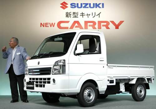 Immer im Einsatz: Osamu Suzuki präsentiert einen neuen Kleintransporter auf der Tokio Motor Show 2013