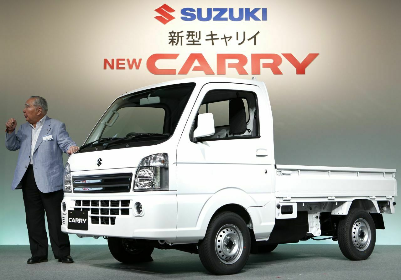 Immer im Einsatz: Osamu Suzuki präsentiert einen neuen Kleintransporter auf der Tokio Motor Show 2013