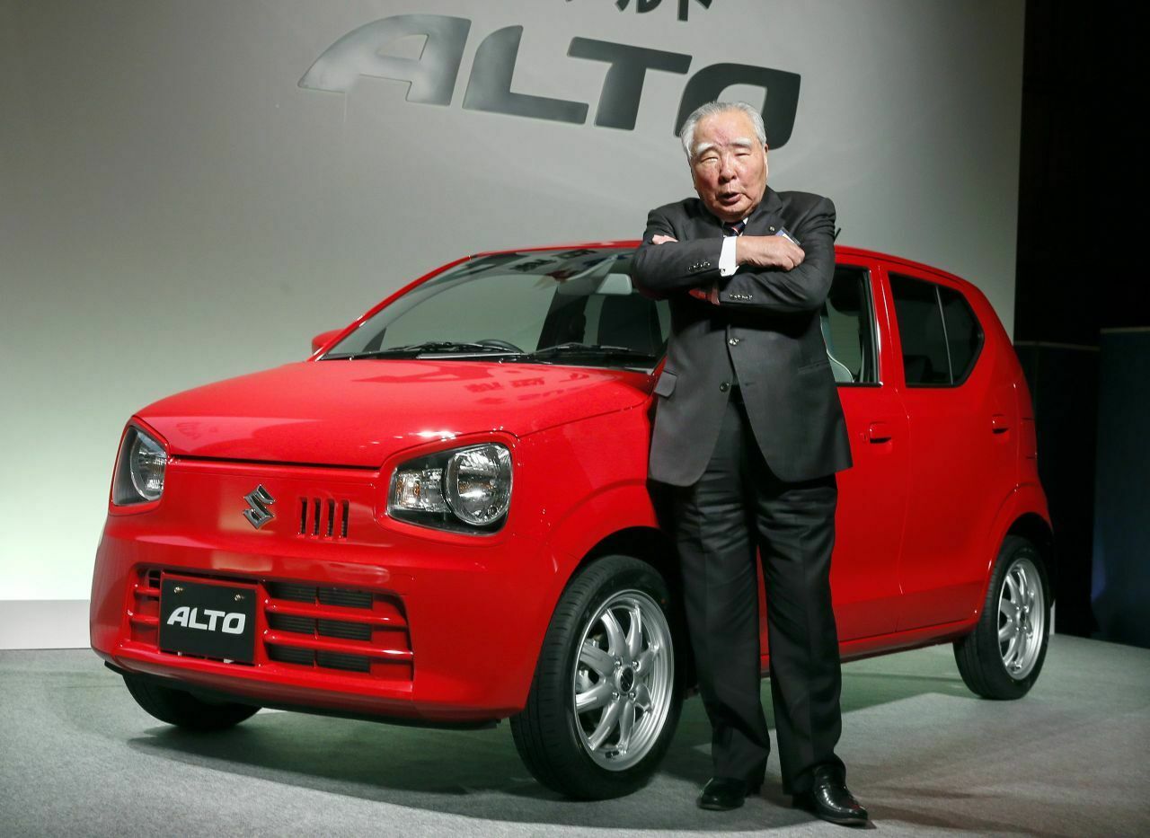 Osamu Suzuki präsentiert den neuen Alto, der bei uns nicht angeboten wird: Im japanischen Zyklus braucht der Spar-Zwerg nur 2,7 l/100 km