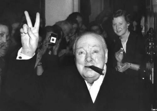 Winston Churchill. Einer seiner Zigarrenstummel wurde übrigens schon einmal für 5.200 Euro versteigert