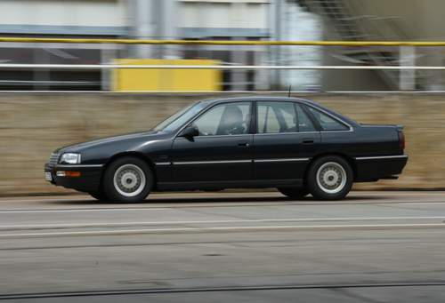 Laut Datenblatt schluckt der Senator 12,5 Liter auf 100 Kilometer. Im Realbetrieb dürfte man selten unter 15 Liter kommen