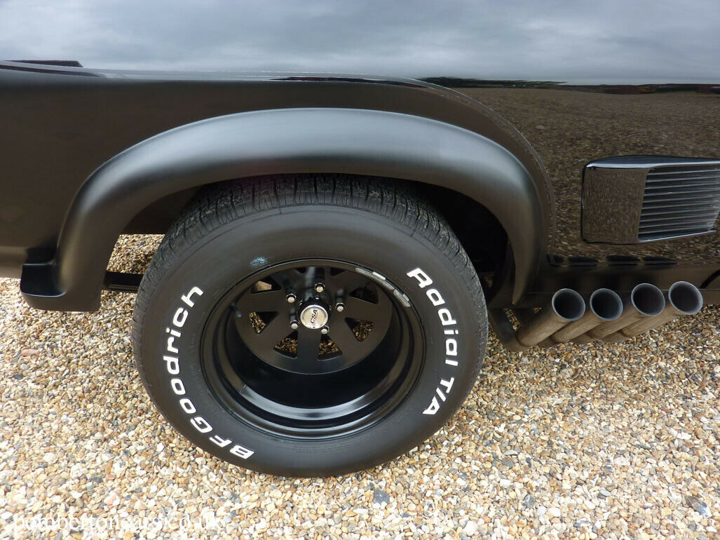 Weitere Markenzeichen: schwarze Stahlfelgen und Tailpipes