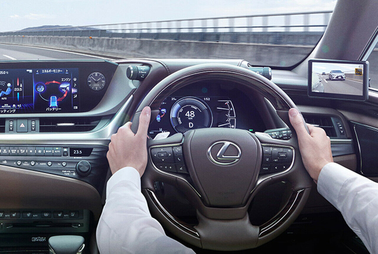 Die Monitore für das Spiegelbild im Lexus ES messen je 5 Zoll