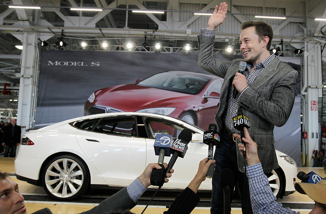 Elon Musk hat viel Geld mit Internet-Firmen verdient. In den nächsten Tagen startet das Tesla Model S in Europa (Archivfoto)