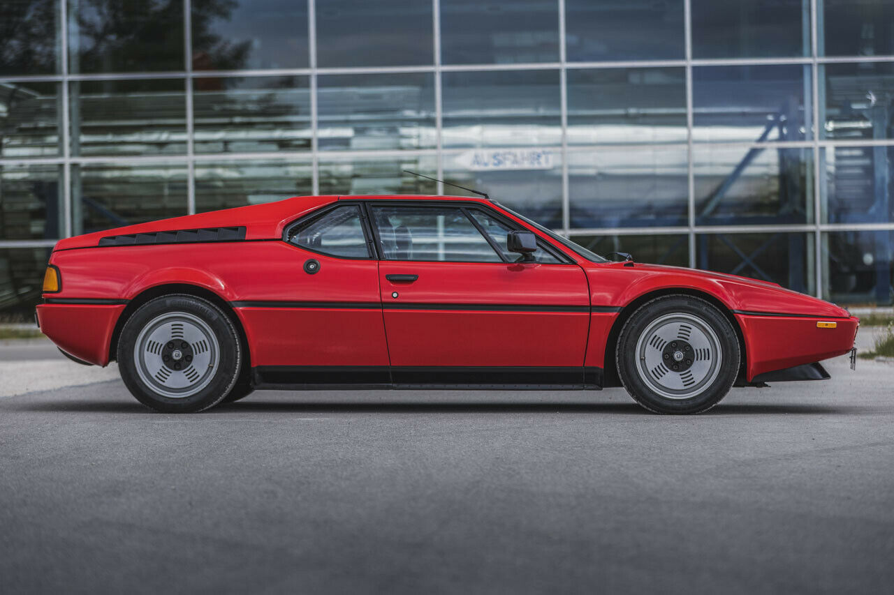 Der BMW M1 braucht 6,5 Sekunden, um Tempo 100 zu erreichen