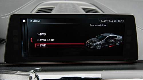 Im Modus 2WD wirft der M5 nicht nur den Antrieb der Vorderachse über Bord, sondern holt auch sämtliche Rettungsanker ein