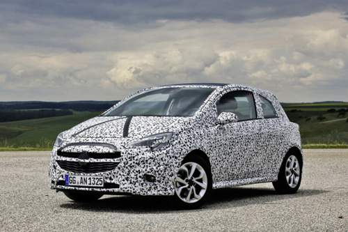 Der neue Opel Corsa mit Tarnfolie beklebt. Sie soll die endgültige Form des Autos möglichst lange verschleiern