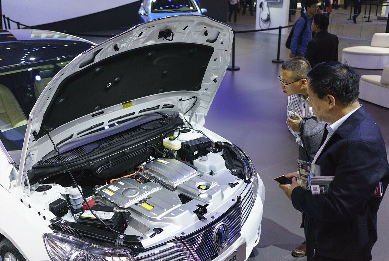 In China wurden 2016 mehr als 500.000 Elektroautos und Hybridfahrzeuge verkauft, ihr Marktanteil liegt bei 1,8 Prozent
