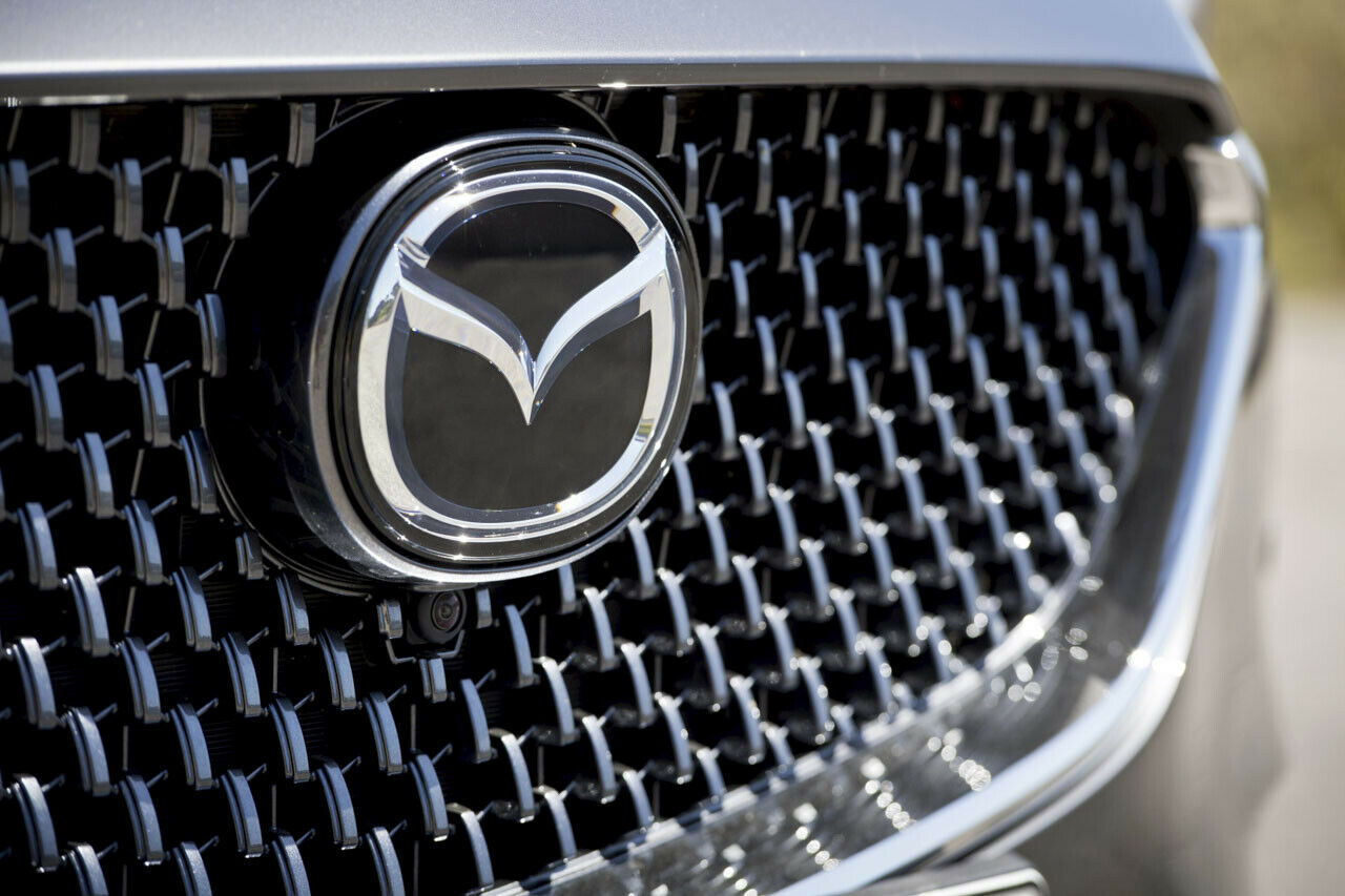 Der Kühlergrill des Mazda6 bekommt mit der Modellpflege ein neues Gittermuster