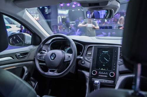 Mit dem großen Display in der Mittelkonsole erinnert uns der neue Mégane an das Tesla Model S