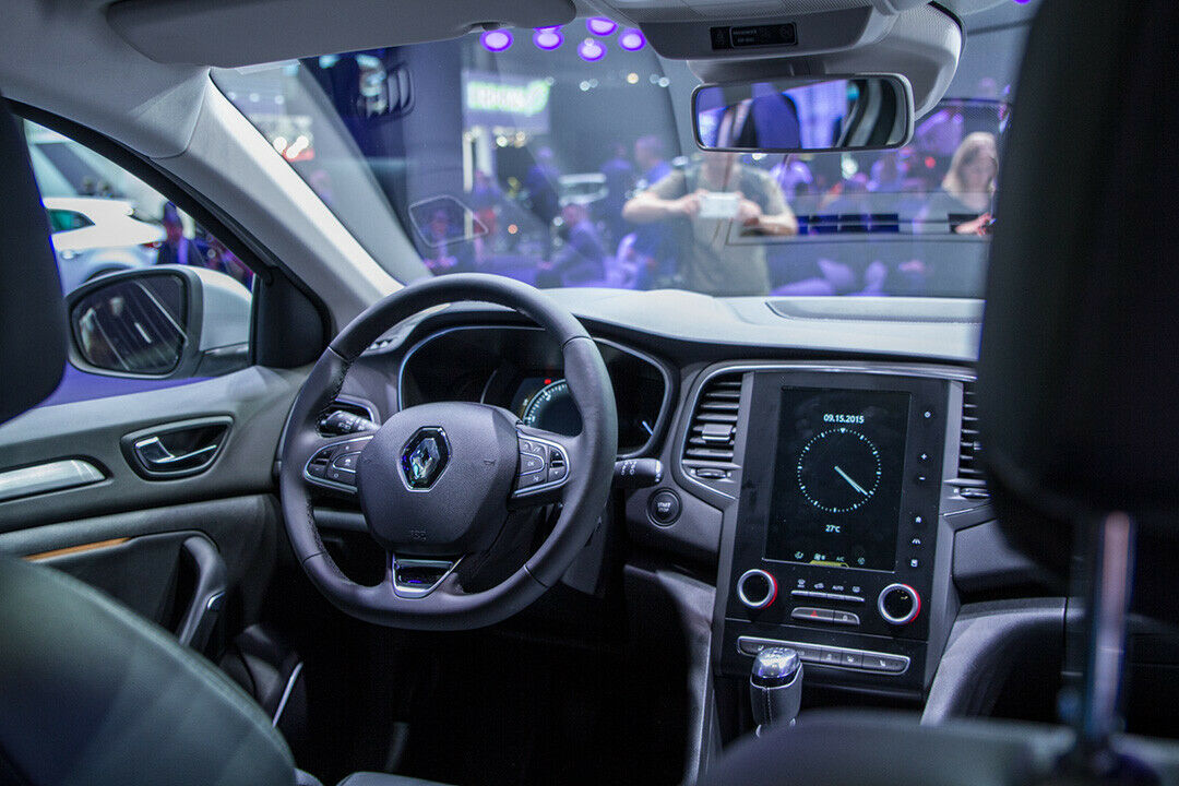 Mit dem großen Display in der Mittelkonsole erinnert uns der neue Mégane an das Tesla Model S