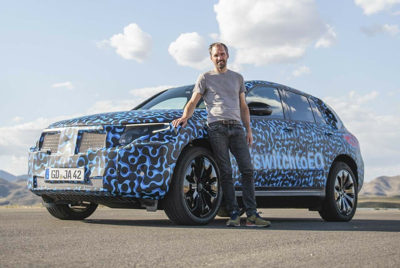 MOTOR-TALK-Redakteur Heiko Dilk näherte sich dem noch kräftig getarnten Mercedes EQC in Südspanien - wo viele Prototypen auf Hitze-Erprobung gehen
