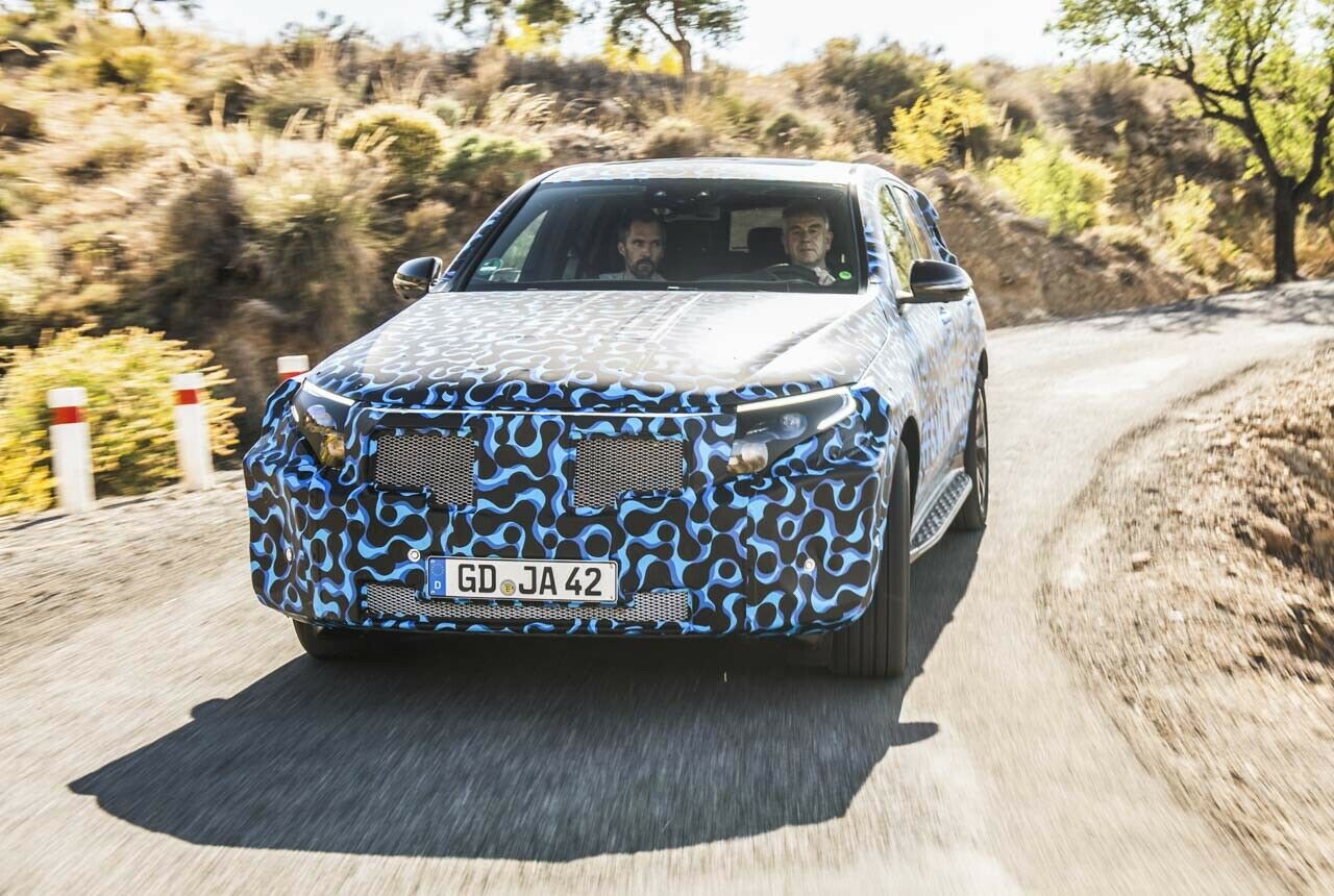 Ab dem kommenden Frühjahr ist mit dem EQC auf unseren Straßen zu rechnen. Aktuell befindet sich der E-Mercedes noch zwei Phasen vor der Serienreife