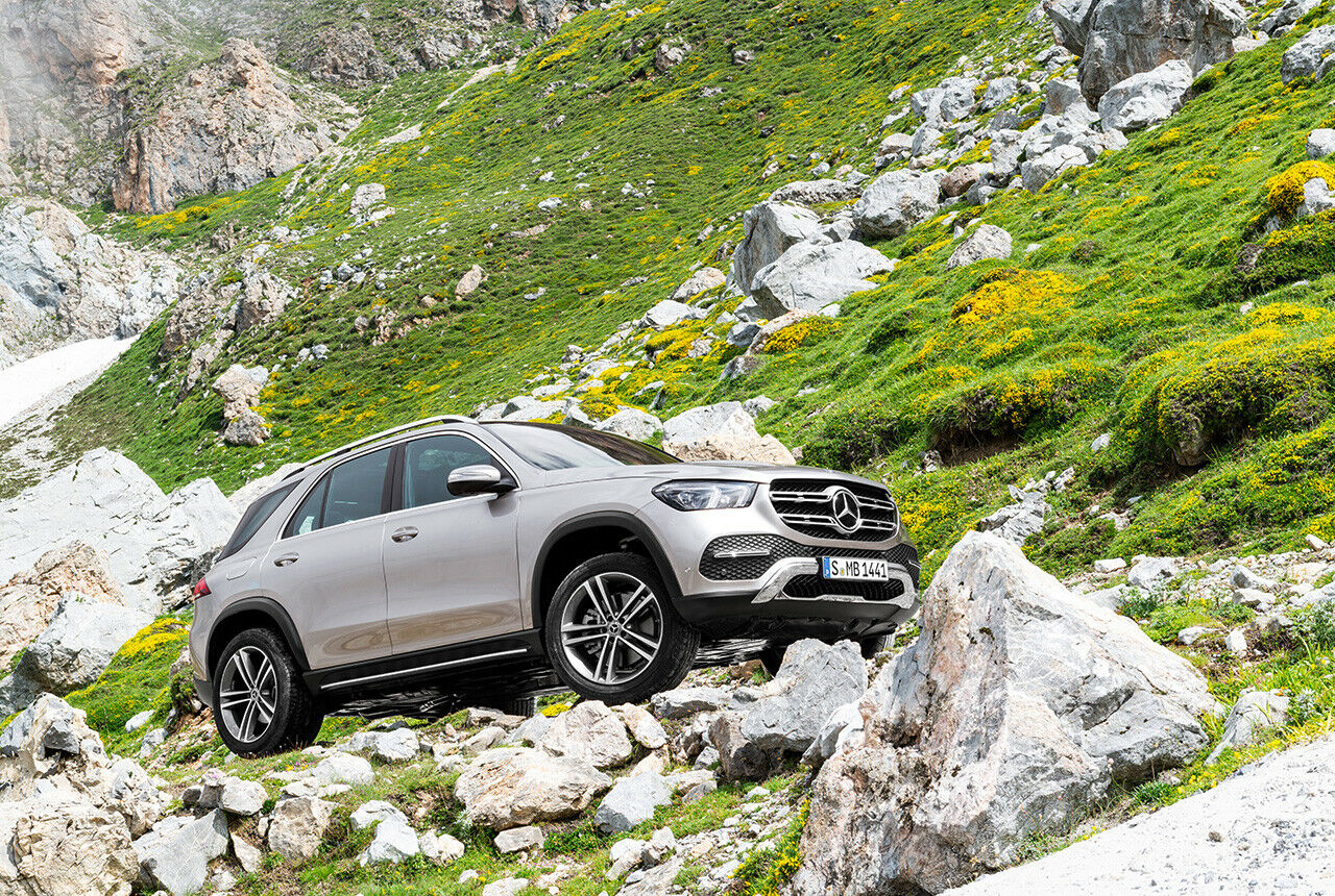 Für den Geländeeinsatz lassen sich die Räder im Mercedes GLE manuell per Touchscreen einzeln ansteuern