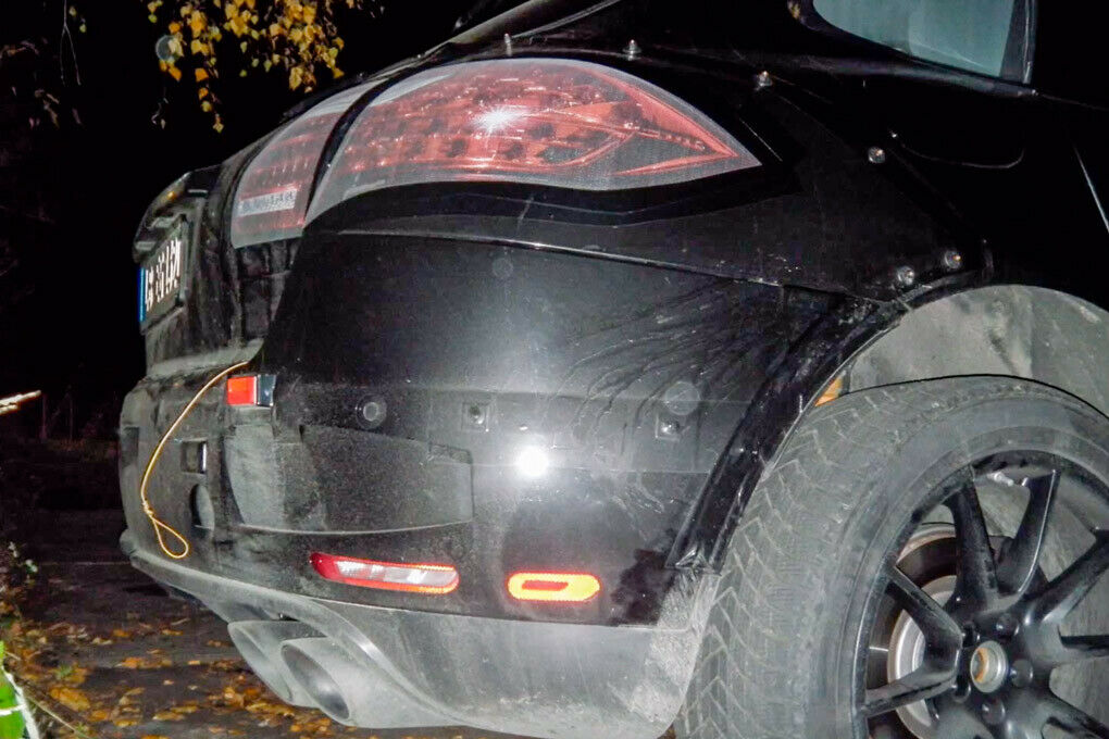 Porsche Macan: Das Vorserienmodell zeigt sich fast unverhüllt, dafür leider im Dunkeln.