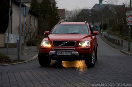 Roter-sport-mit-lexus-unterbodenbeleuchtung
