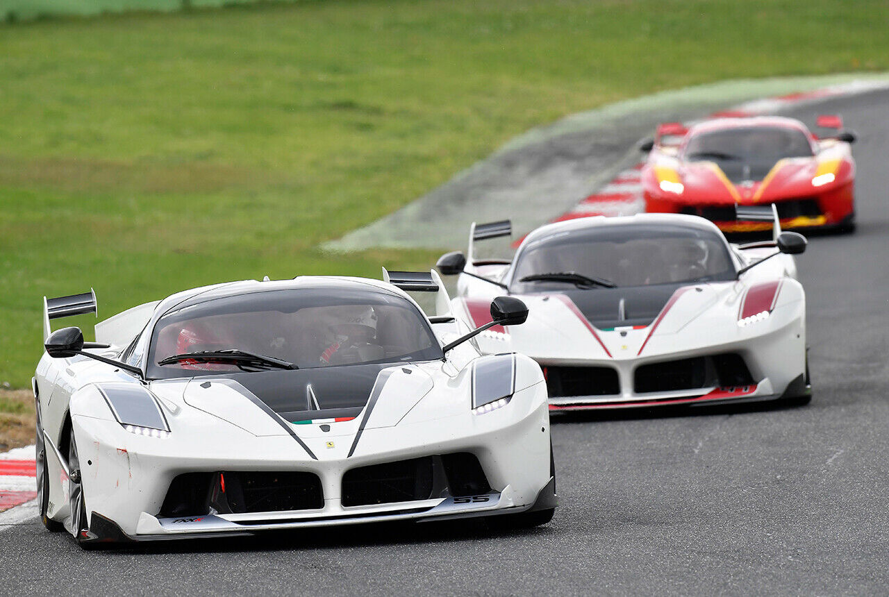 Seltenes Bild: Drei Ferrari FXX K auf der Rennstrecke