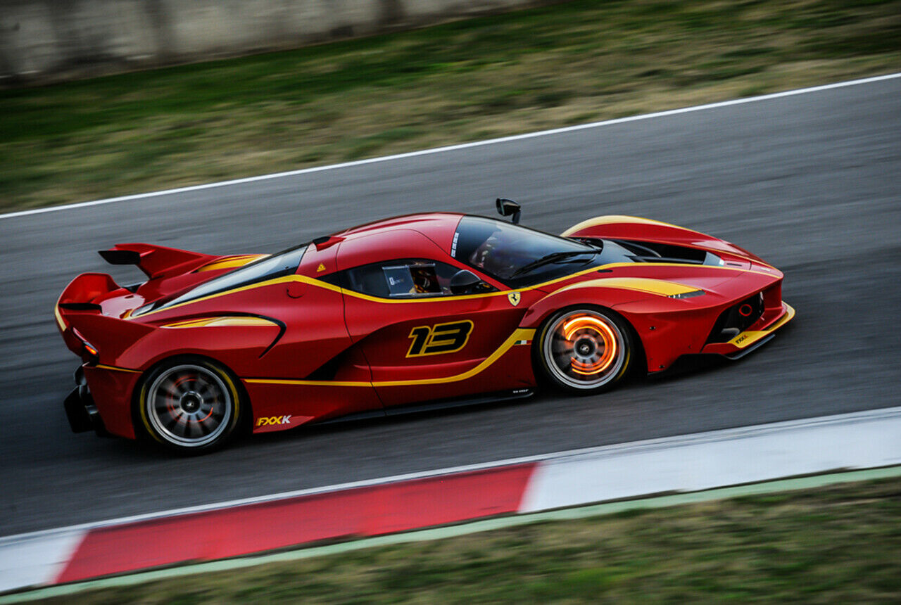 Vor jedem Renneinsatz werden die XX-Modelle von Ferrari-Technikern durchgecheckt