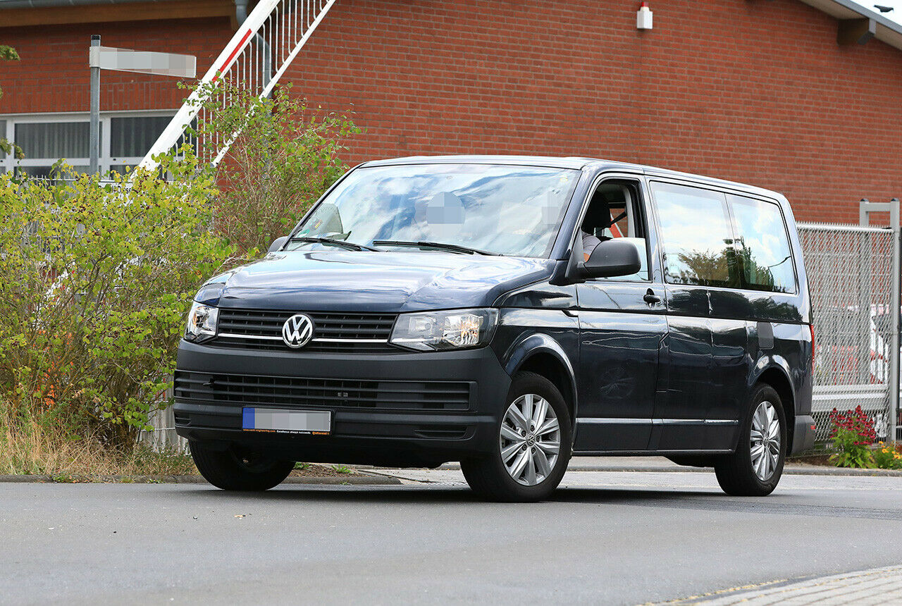 Die Bleche an der Flanke wirken zusammengeflickt, die Front seriennah