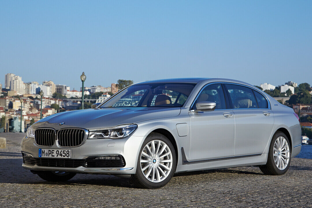Der neue BMW 740e xDrive soll als Plug-in-Hybrid nach NEFZ 2,1 l/100 km verbrauchen