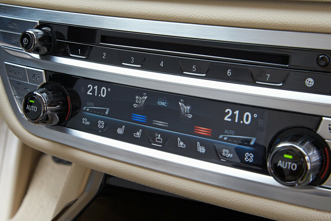 Bis auf zwei Drehregler wird die Klimaautomatik über Touch-Elemente gesteuert