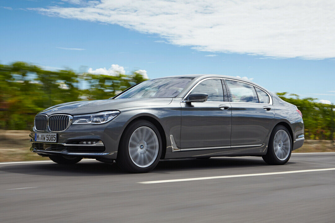 Die Abspeckkur hat zur Folge, dass ein BMW 740i gerade 35 Kilogramm mehr wiegt als ein ähnlich motorisierter 535i der Baureihe F10