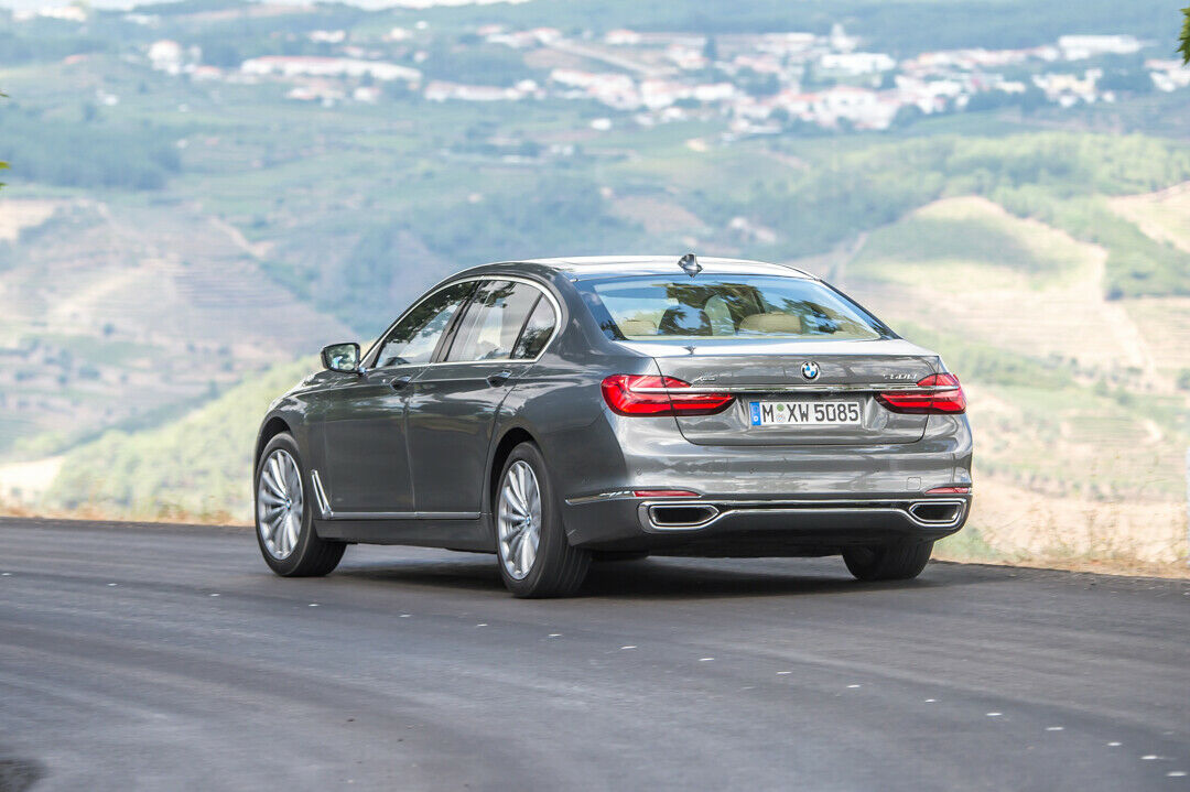 Fahraktiver Nebeneffekt: Mit dem neuen BMW 7er kann man flinker in die Kurven, das Fahrgefühl wird direkter
