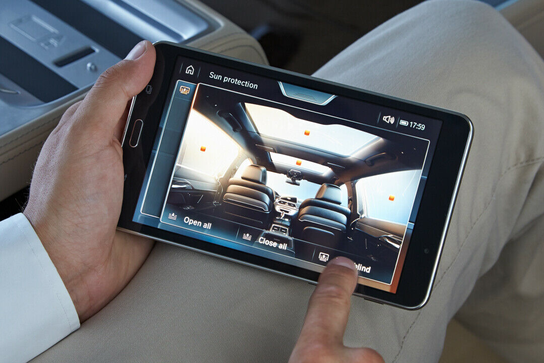 Auf der Rückbank können Fahrzeugfunktionen und das Entertainmentsystem mit einem Tablet gesteuert werden