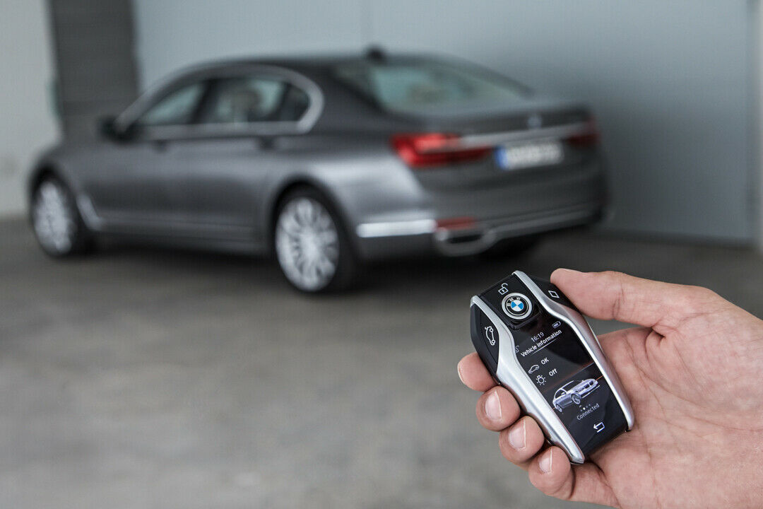 Optional wird es wie beim BMW i8 einen Smartkey geben, über den sich der Fahrzeugstatus abrufen und verschiedene Funktionen steuern lassen
