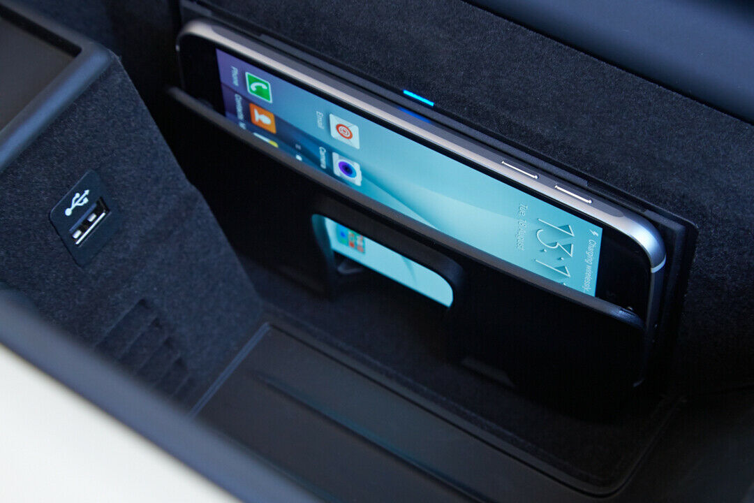 Eine induktive Ladestation in der Mittelkonsole speist entsprechend ausgestattete Smartphone-Akkus mit Strom