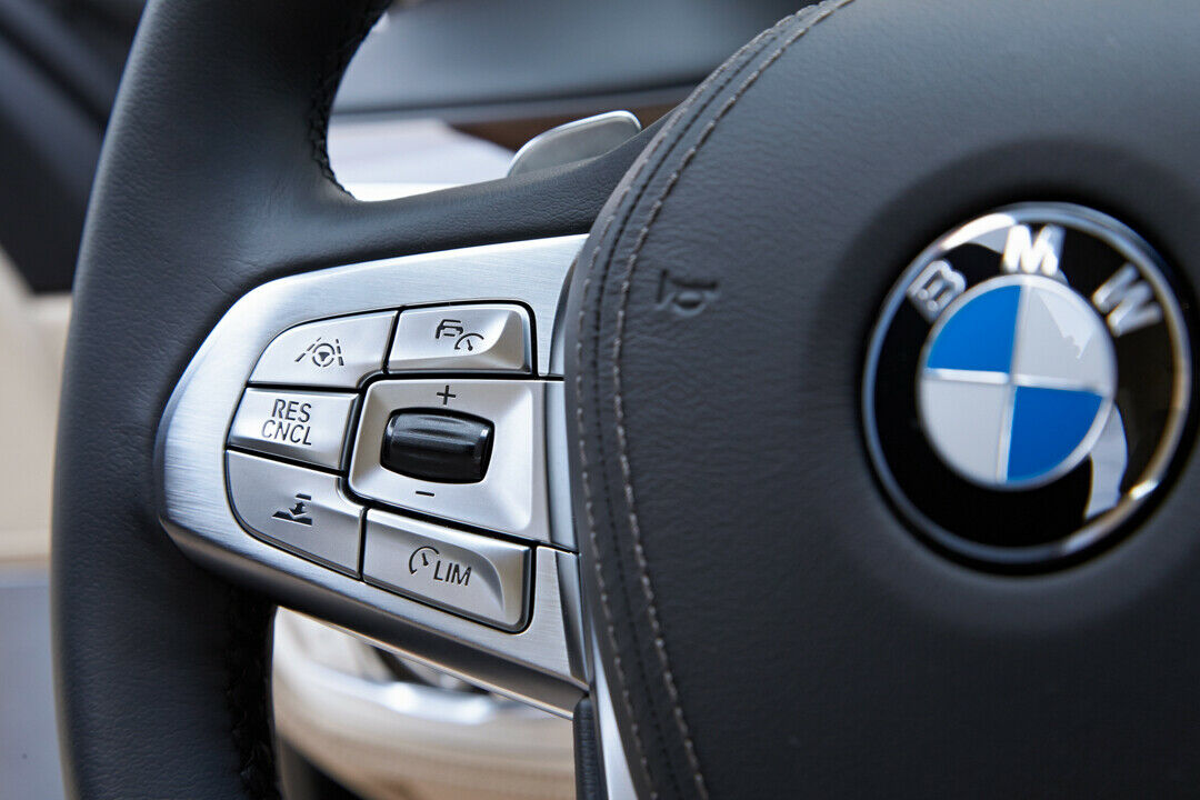 Wie bei der Mercedes S-Klasse setzen die Designer im Innenraum auf Bedienelemente aus eloxiertem Aluminium