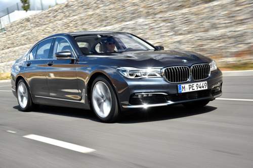 MOTOR-TALK-Redakteur Constantin Bergander am Steuer des neuen BMW 7er
